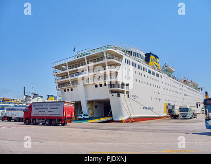 Piräus, Griechenland - Juli 2, 2018. Autos und Lkws einsteigen in eine Fähre im Hafen von Piräus. Region Attika, Griechenland. Stockfoto