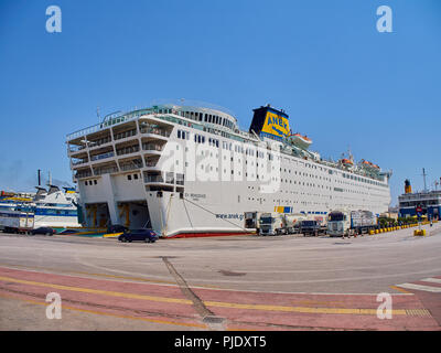 Piräus, Griechenland - Juli 2, 2018. Autos und Lkws einsteigen in eine Fähre im Hafen von Piräus. Region Attika, Griechenland. Stockfoto