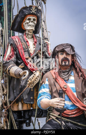 Penzance, England - Mai 2018: Piraten Figuren auf einem Piratenschiff im Hafen von Penzance, Cornwall, Großbritannien Stockfoto