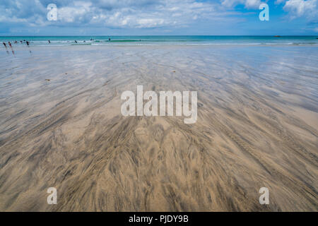 St. Ives, England - Juni 2018: Menschen und Surfer auf den breiten und schönen Porthmeor Beach in St Ives, Cornwall, Großbritannien Stockfoto