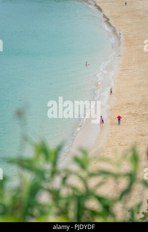 St. Ives, England - Juni 2018: Menschen zu Fuß auf den langen und wunderschönen Porthminster Beach, Cornwall, Großbritannien Stockfoto