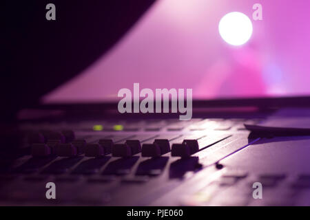 Etappe Seite niedrig der Fader auf eine professionelle Audio Sound Mixing Console im Music Festival, schwarz Fader und rosa lila Hintergrund Stockfoto
