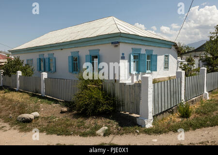 Karakol, Kirgisistan, 11. August 2018: Traditionelles altes Haus in Karakol Stadt, Kirgisistan Stockfoto