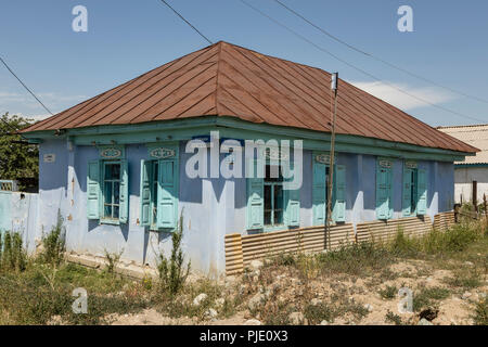 Karakol, Kirgisistan, 11. August 2018: Traditionelles altes Haus in Karakol Stadt, Kirgisistan Stockfoto