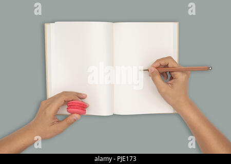 Ansicht von oben - zwei Hände halten eine leeres Buch zu verbreiten. Stockfoto