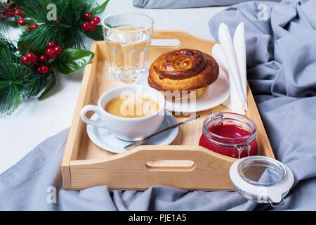 Frühstück Bed Holz- Fach/Bun graue Handtücher Bettwäsche Laken Kissen Bettdecke Hotel Zimmer am frühen Morgen im Hotel Hintergrund Konzept Innenraum Stockfoto