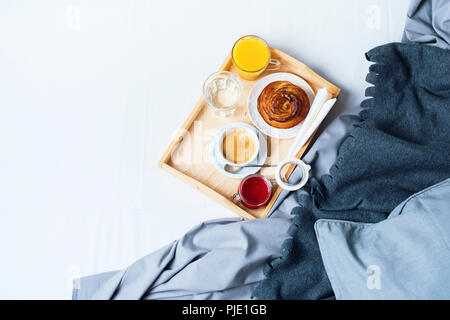 Frühstück Bed Holz- Fach/Bun graue Handtücher Bettwäsche Laken Kissen Bettdecke Hotel Zimmer am frühen Morgen im Hotel Hintergrund Konzept innere Kopie Spac Stockfoto