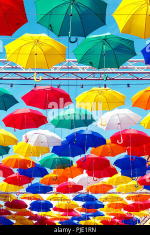 Mehrfarbige schwebende Schirme gegen den blauen Himmel. St. Petersburg, Russland. Stockfoto