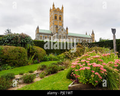 Benediktinerkloster Buckfast Abbey Kirche Seitenansicht von sensorischen Garten Stockfoto