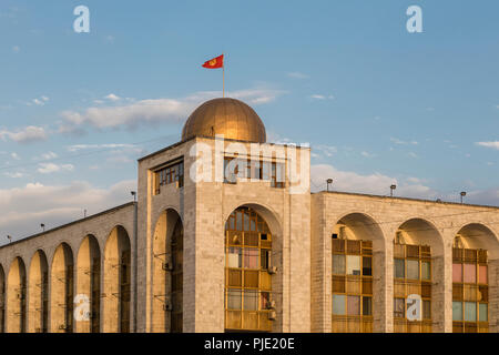 Bischkek, Kirgisistan am 9. August 2018: Gebäude im orientalischen Stil bei Sonnenuntergang in der Nähe von ala-too Square. Bischkek, ehemals Frunse, ist die Hauptstadt und die Großen Stockfoto