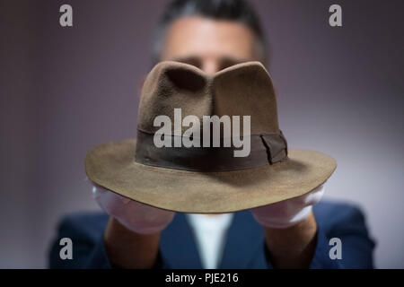 Indiana Jones' Fedora-Hut, getragen von Harrison Ford in Indiana Jones and the Raiders of the Lost Ark (1981), Auf der Prop Store Film Memorabilia Ausstellung im BFI IMAX in Waterloo im Zentrum von London im Vorfeld der Prop Store Live Auction mit über 270 seltenen Requisiten und Kostümen aus der Film- und Fernsehwelt, wo es voraussichtlich £200,000 bis £300,000 bringen wird. Stockfoto