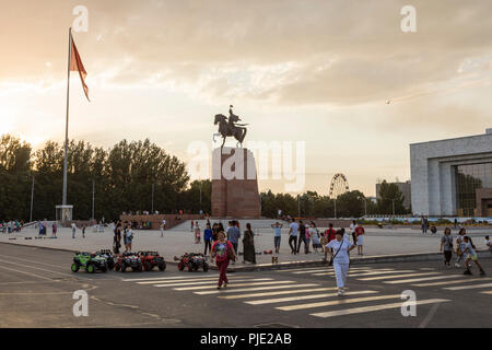 Bischkek, Kirgisistan am 9. August 2018: Die Bewohner von Bischkek bei Sonnenuntergang auf dem Platz Treffen vor dem Historischen Museum für Freizeitaktivitäten Stockfoto