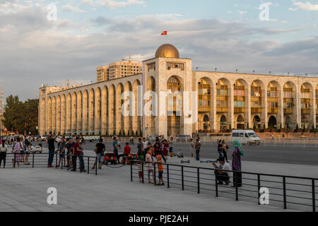 Bischkek, Kirgisistan am 9. August 2018: Gebäude im orientalischen Stil bei Sonnenuntergang in der Nähe von ala-too Square. Bischkek, ehemals Frunse, ist die Hauptstadt und die Großen Stockfoto