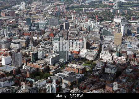 Luftaufnahme über Piccadilly Gardens im Stadtzentrum von Manchester, mit City Tower Office Block Prominente Stockfoto