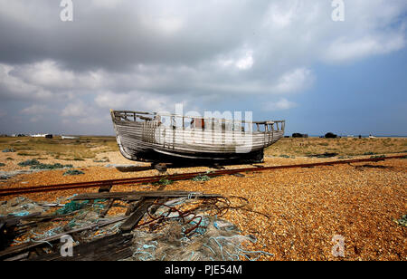 Wolken bilden sich über eine stillgelegte Fischerboot auf dem berühmten dungeness Immobilien in Kent, einer Gegend, die als Großbritanniens nur Wüste beschrieben wird. Stockfoto