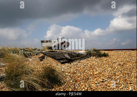 Wolken bilden sich über eine stillgelegte Fischerboot auf dem berühmten dungeness Immobilien in Kent, einer Gegend, die als Großbritanniens nur Wüste beschrieben wird. Stockfoto