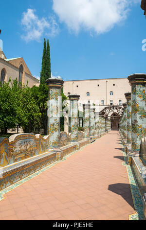 Neapel, Italien - 1. AUGUST 2018: Sonnige Kreuzgang von Buyer mit Majolika-fliesen aus Kloster Santa Chiara in Neapel, Italien eingerichtet. Stockfoto