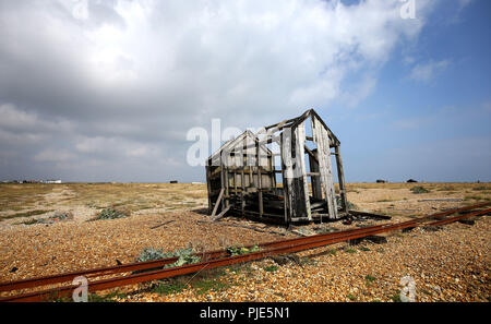 Wolken bilden sich über eine stillgelegte Fischerhütte an der berühmten dungeness Immobilien in Kent, einer Gegend, die als Großbritanniens nur Wüste beschrieben wird. Stockfoto