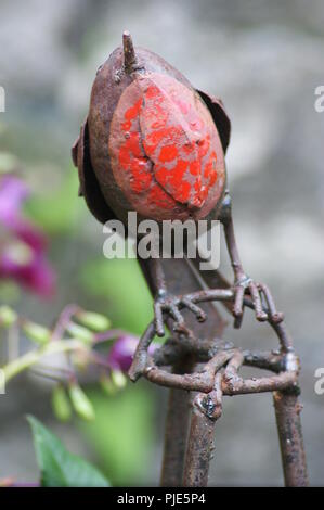 Gros Plan d'un Rouge Gorge en fer forgé Objet de décoration de jardin, Nahaufnahme eines roten Schmiedeeisen Kehle Objekt für Gartendekoration, Nahaufnahme Stockfoto