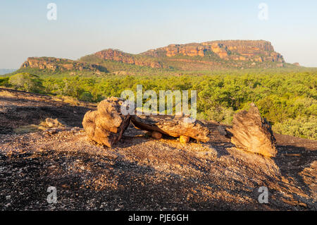 Nourlangie Rock ist berühmt für seine historischen rock Kunst Gemälde. Stockfoto