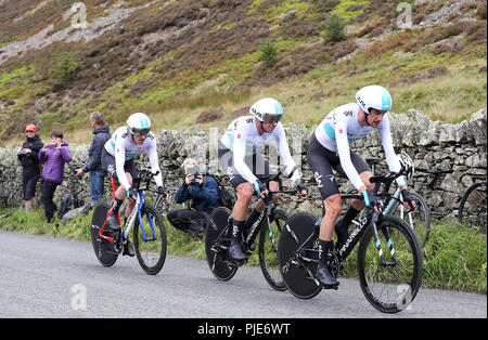 Das Team Sky mit Geraint Thomas (links) gibt während Etappe fünf der Ovo Energy Tour von Großbritannien 2018 von Cockermouth zu Whinlatter Pass. Stockfoto