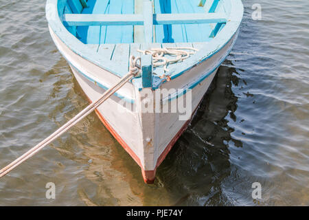 Bug eines Holz- Fischerboot auf dem Deck im Hafen, Adria, Kroatien Stockfoto