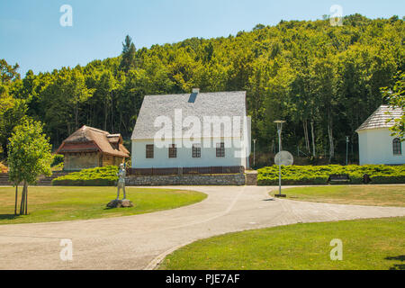 Nikola Tesla Geburtshaus und Gedenkstätte im Dorf Smiljan, Lika, Kroatien Stockfoto