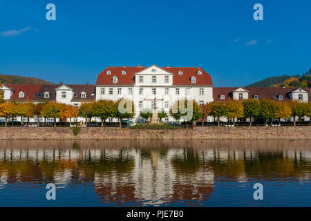 Tolle Aussicht auf eine Reihe von barocken Stil Häuser & die Hugenotten Museum in der Mitte, hinter einer Linden Tree Grove & ein Denkmal von Landgraf Karl I... Stockfoto