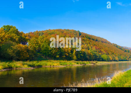 Schöne Aussicht auf das Ufer in Bad Karlshafen, Deutschland wo die Weser führt. Das Wetter ist toll, es ist ein sonniger Herbsttag, die Bäume haben... Stockfoto