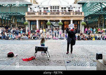 Entertainer arbeiten die Massen in Covent Garden London England Großbritannien Stockfoto