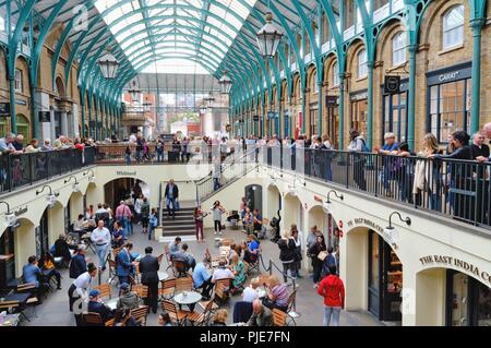 Ein überfüllter Covent Garden Covered Market Central London England Großbritannien Stockfoto