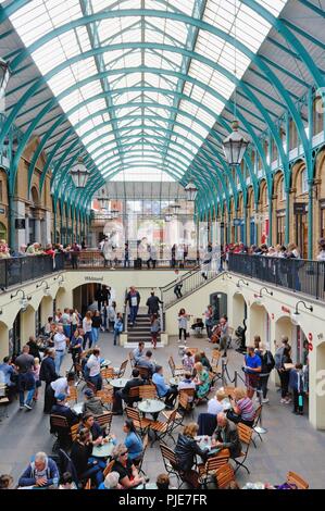 Ein überfüllter Covent Garden Covered Market Central London England Großbritannien Stockfoto