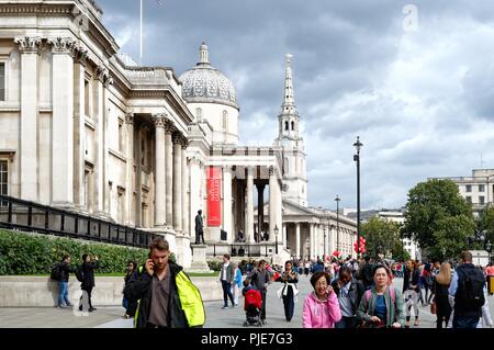 Außen an der National Gallery, der Trafalgar Square, Central London England Großbritannien Stockfoto