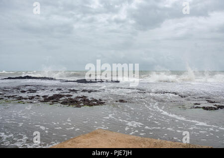 Rauhe See während des Monsuns in Anjuna Beach, Goa, Indien Stockfoto