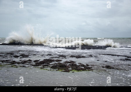 Rauhe See während des Monsuns in Anjuna Beach, Goa, Indien Stockfoto