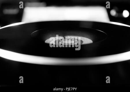 Monochrome abstrakte Sicht der professionellen DJ-CD-USB-SD-player, isoliert, weißes Deck Stockfoto