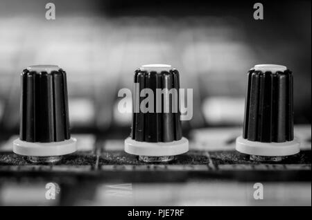 Closeup Schuß von Digital Audio Mixing-Codierer auf professionelle Audio Console Stockfoto