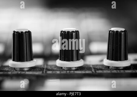 Closeup Schuß von Digital Audio Mixing-Codierer auf professionelle Audio Console Stockfoto