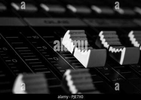 Detailansicht der Fader auf professionellen digitalen Audio Mixing Bedienpult mit null Dezimalstellen anzeigen Stockfoto