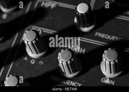 Closeup Schuß von Digital Audio Mixing-Codierer auf professionelle Audio Console Stockfoto