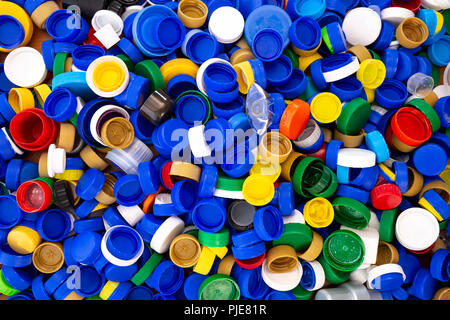 Bunte Plastikflasche Kappen. Studio gedreht. Kunststoffabfälle. Stockfoto