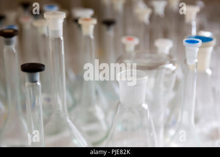 Lab Glasröhren in einem chenmistry Labor. Ausrüstung. Stockfoto