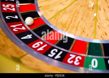 Roulette im Casino. Ball in der rotierenden Glücksspielautomat. Holz- Roulette Rad. Stockfoto