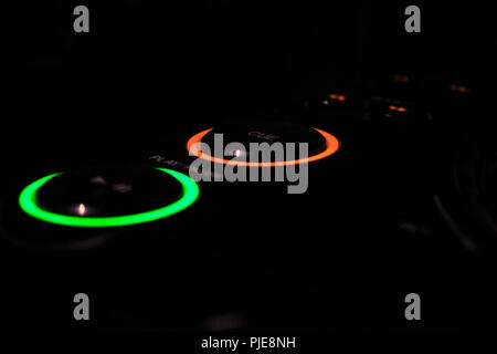 Grün und Gelb DJ cue Trigger tasten auf Professioneller DJ CD-Player, USB und SD-isolierte schwarze Hintergrund Stockfoto