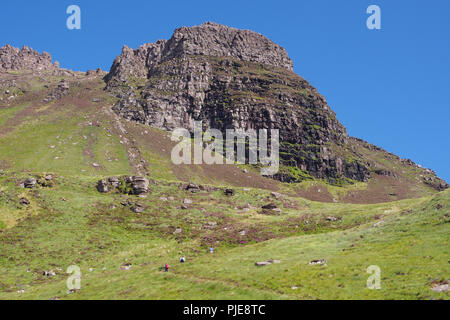 Eine Ansicht oben Stac Pollaidh, Schottland, von der rechten Seite, Parkplatz weg, mit drei Wanderer, der aufsteigt, Anschluss an die Felsen Stockfoto