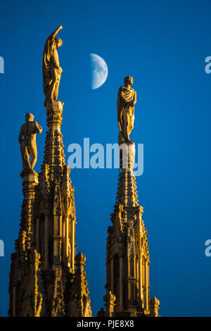 Der Mond und die Türme der Kathedrale von Mailand ist bestreut mit 3400 Statuen und mehr als 700 Abbildungen in der hohen Reliefs von Marmor Stockfoto