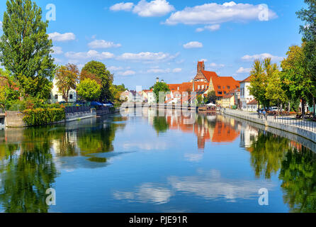 Gotische mittelalterliche Altstadt Landshut, Bayern, Deutschland, in der Isar im Sommer mit blauem Himmel und weißen Wolken spiegeln Stockfoto