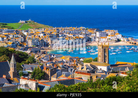 Das malerische St. Ives, einem beliebten Badeort und Hafen in Cornwall, England Stockfoto