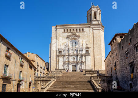 Die Hauptfassade des gotischen Stil mittelalterliche Kathedrale der Heiligen Maria in die Altstadt von Girona, Katalonien, Spanien Stockfoto