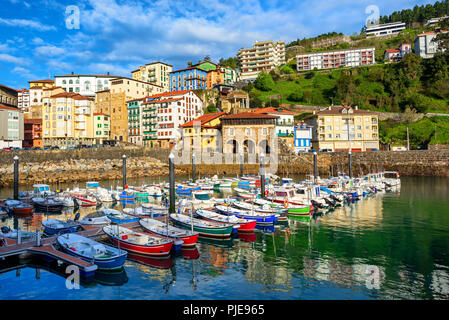 Bunte Häuser und Fischerboote in Mutriku Altstadt Hafen, Baskenland, Spanien Stockfoto